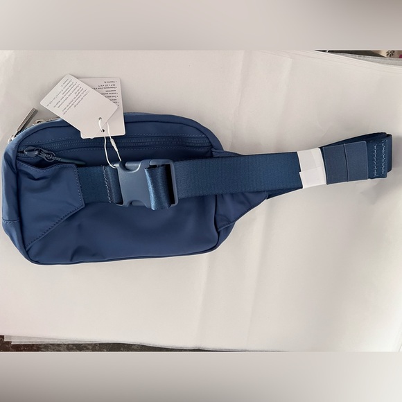 LULULEMON | ✨NEW✨ SOLD OUT color!!! Everywhere Belt Bag Large 2L in Pitch Blue 💙 - Picture 7 of 8